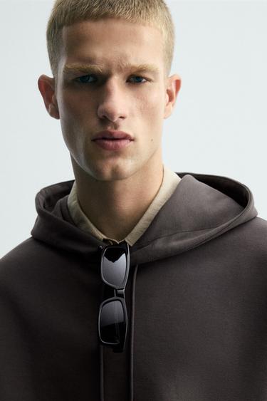 سويت شيرت بمظهر نيوبرين، بغطاء رأس وتسمية - بني داكن الخاص بـ Zara