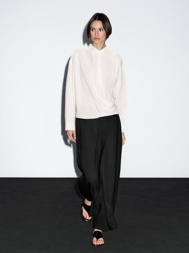 Camisa bajo asimétrico drapeado 100% algodón - Blanco roto de Zara - Imagen 0