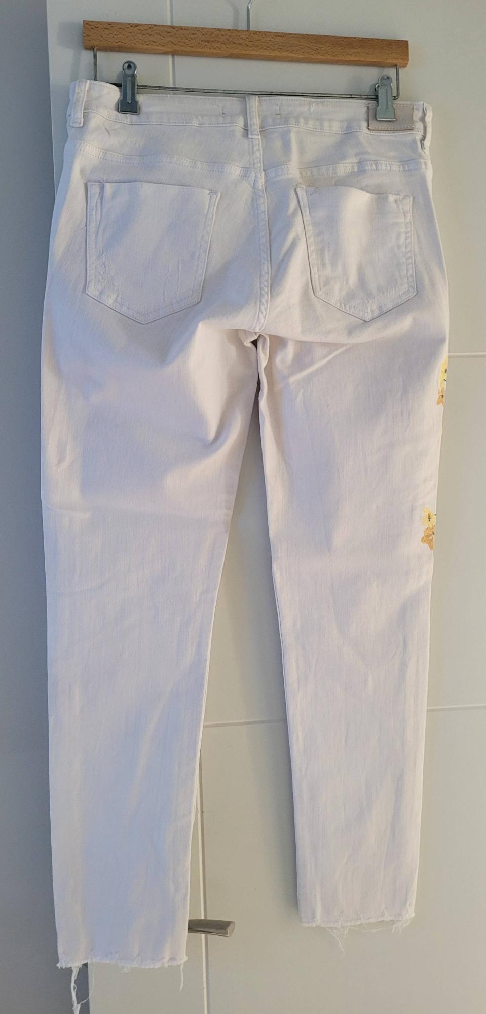JEANS WITH FLORAL EMBROIDERY - Image 5