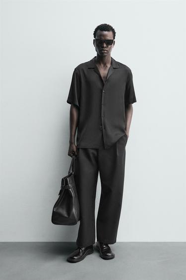 חולצת סאטן בגזרת REGULAR FIT - שחור של Zara
