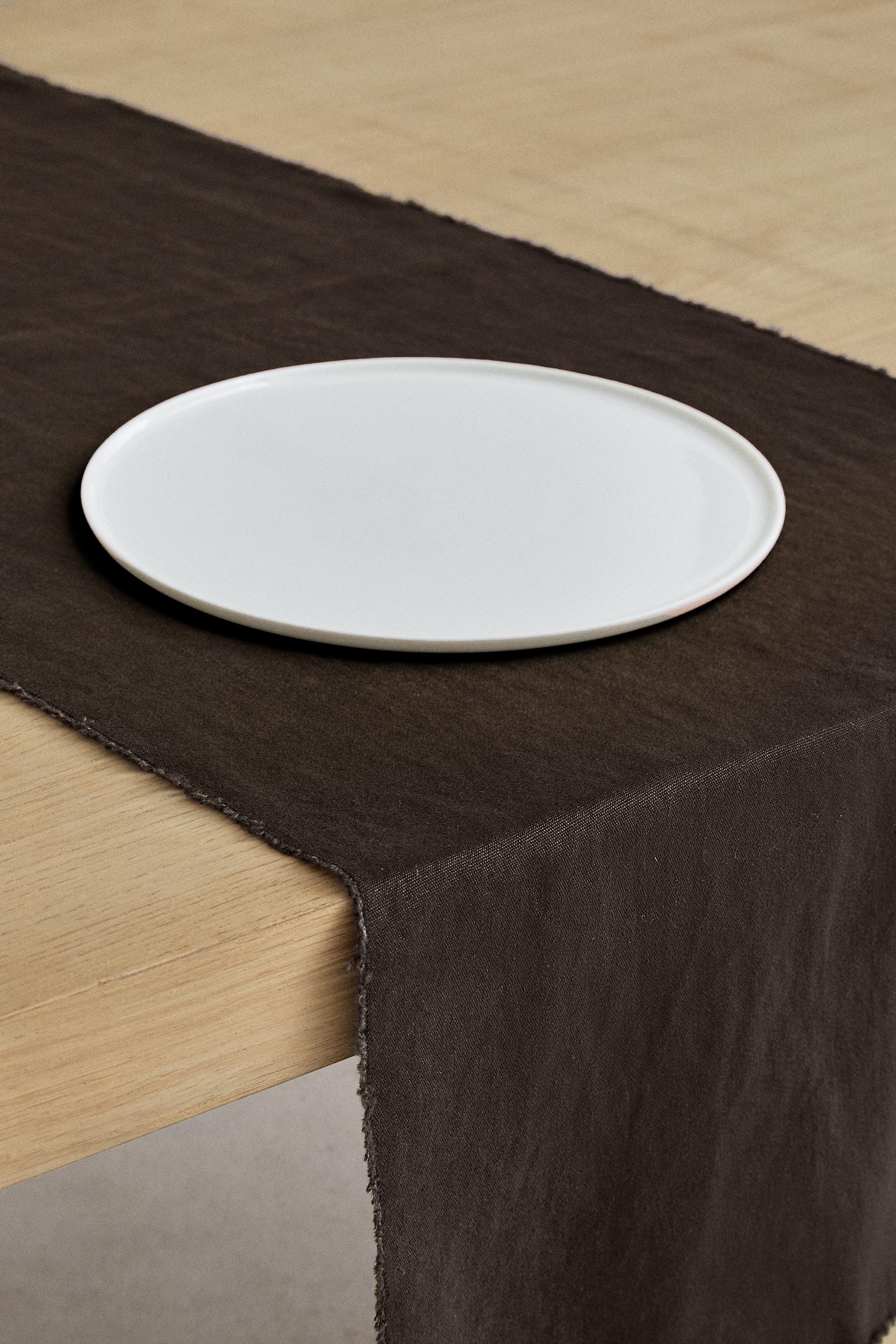 TABLE RUNNER 01
