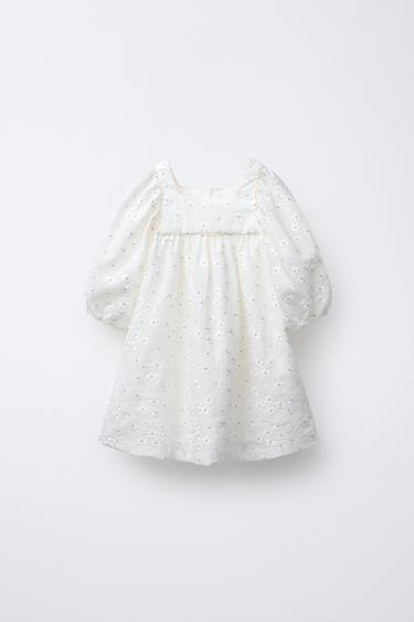 שמלת אורגנזה עם רקמת חינניות - אוף ווייט של Zara