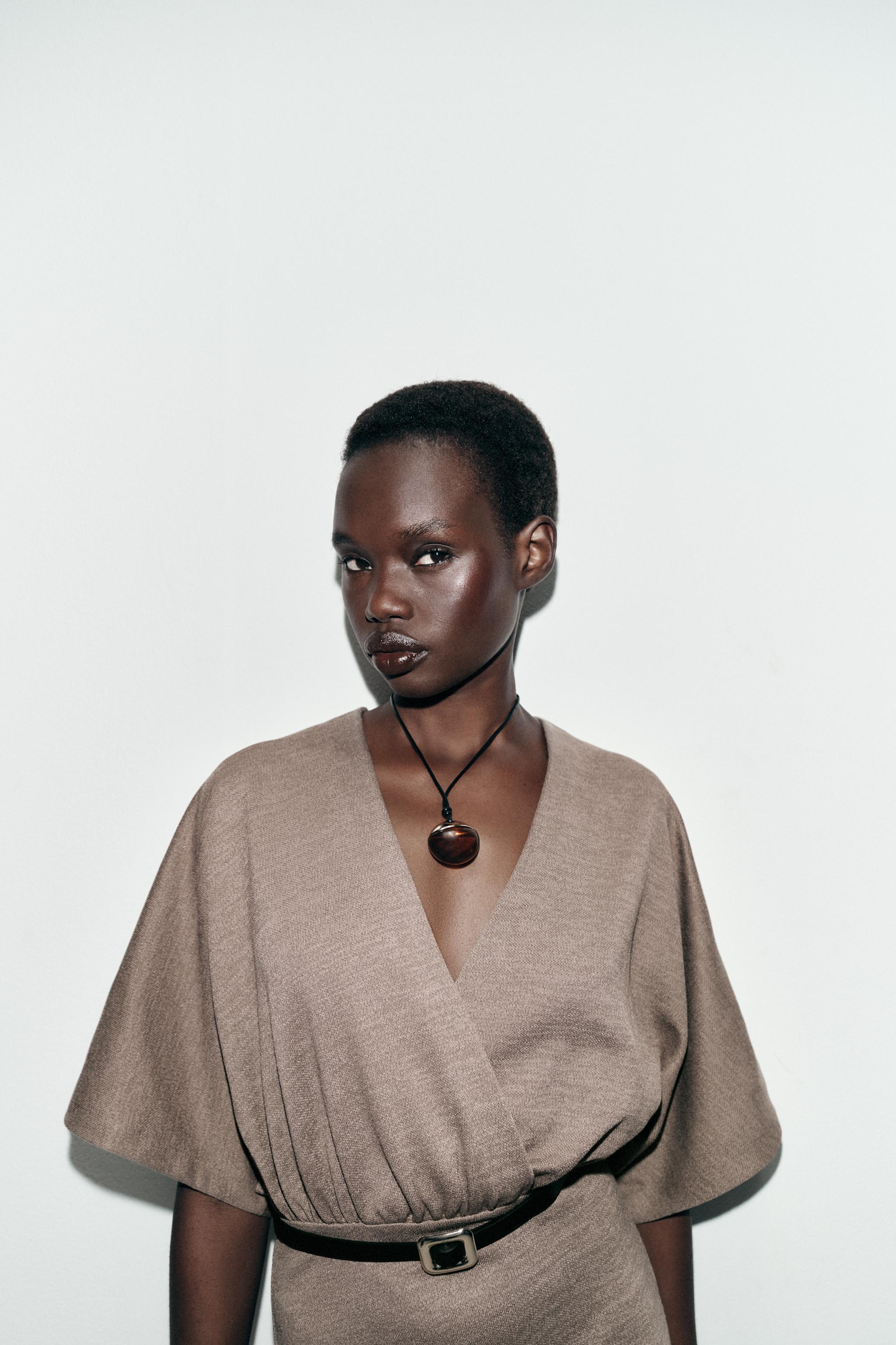 ROBE MI-LONGUE EN PIQUÉ AVEC CEINTURE