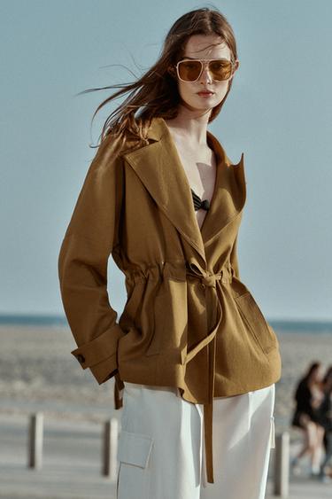 جاكيت ترنش من الكتان بحزام - زيتي الخاص بـ Zara