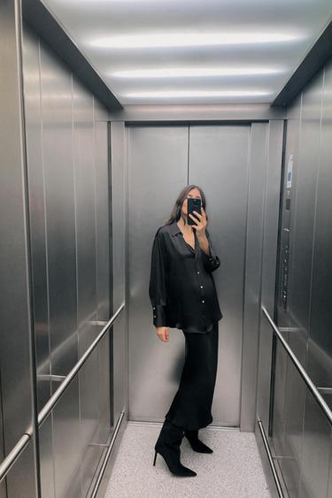 CAMISA BÁSICA SATINADA - Negro de Zara