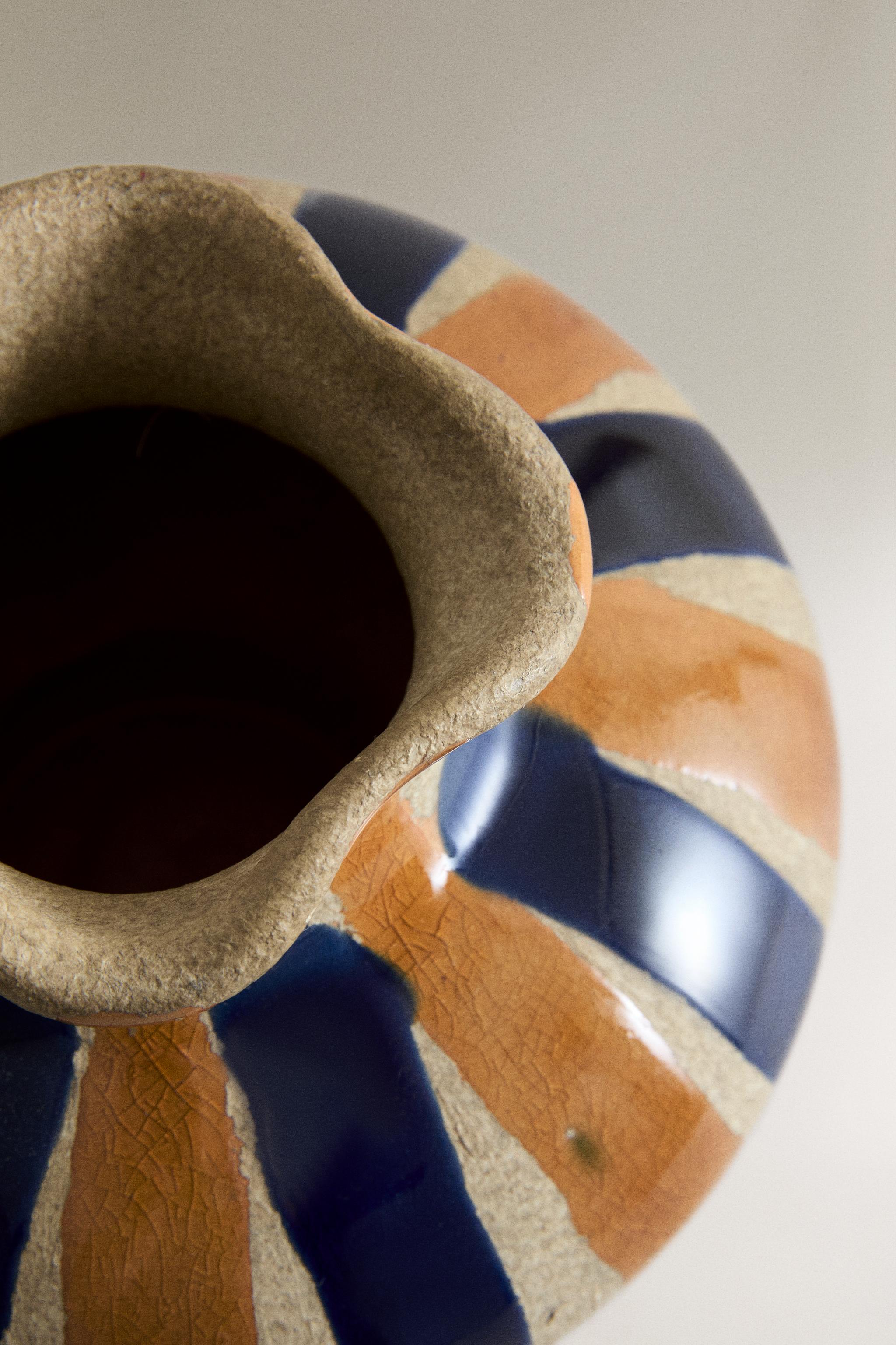 ROUND DECORATIVE CERAMIC VASE — White