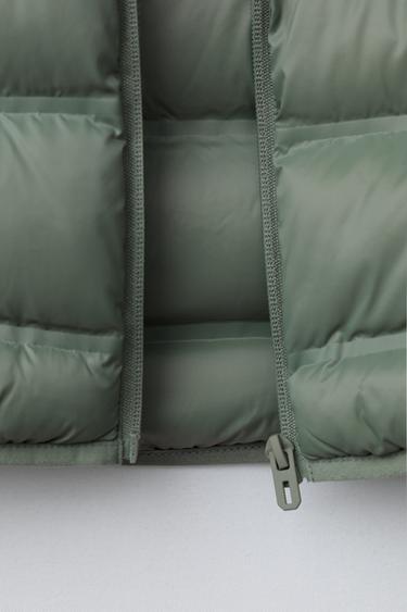 DOUDOUNE SANS MANCHES LÉGÈRE À CAPUCHE DÉPERLANTE - Kaki clair de Zara - Image 6