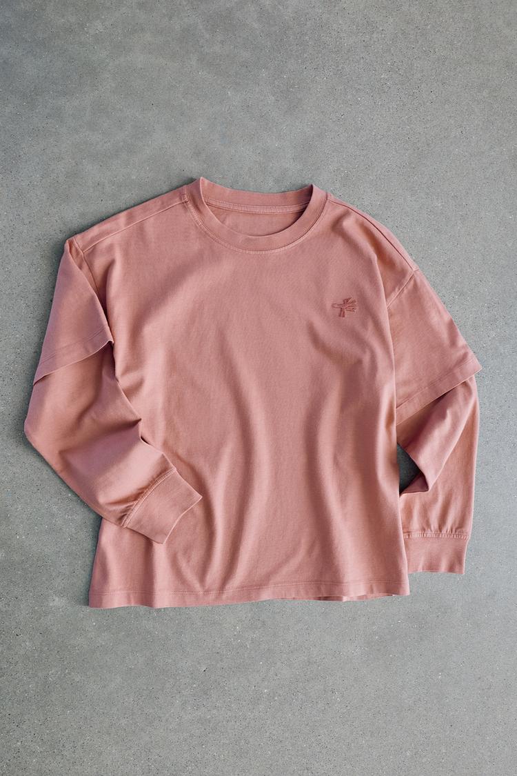 Camiseta doble manga logo bordado
