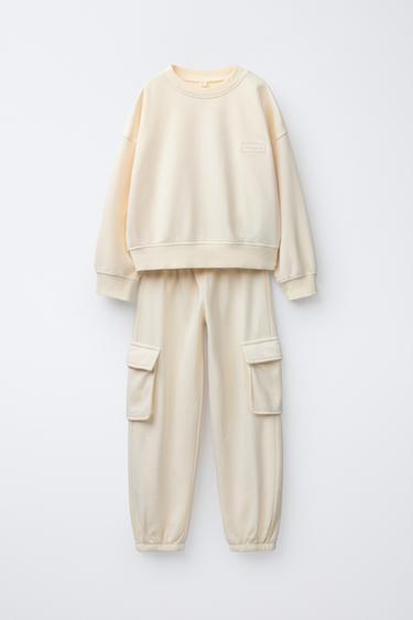 CONJUNTO SUDADERA Y JOGGER CARGO ETIQUETA ENGOMADA - Crudo de Zara