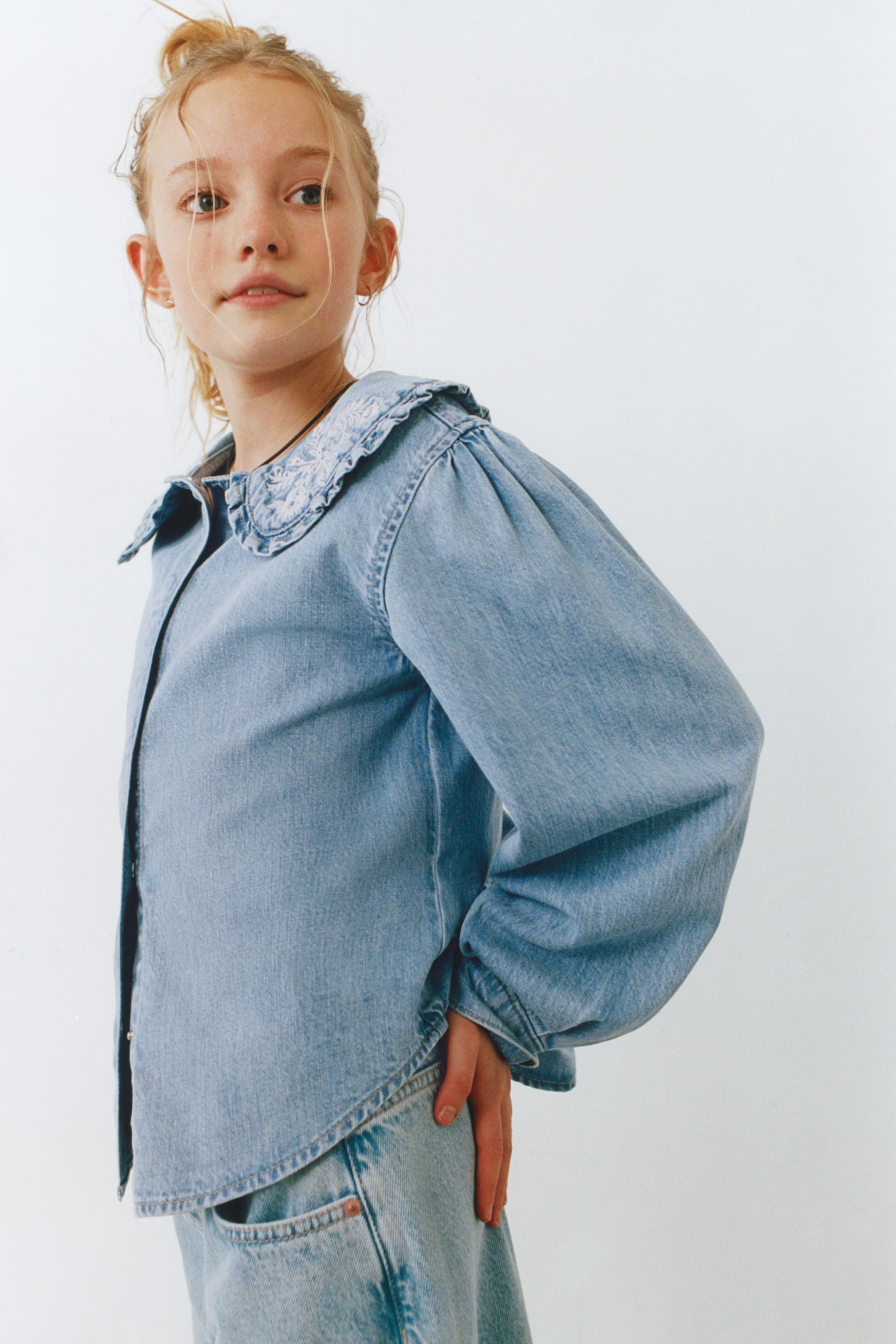 CHEMISE EN DENIM À COL CLAUDINE ET FLEURS BRODÉES