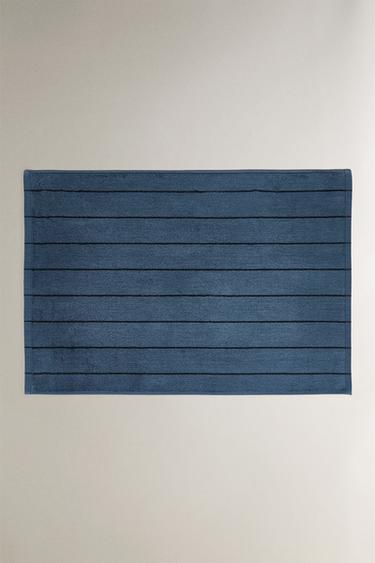 TOALHA DE PISO COM LISTRA FINA - Azul-médio da Zara