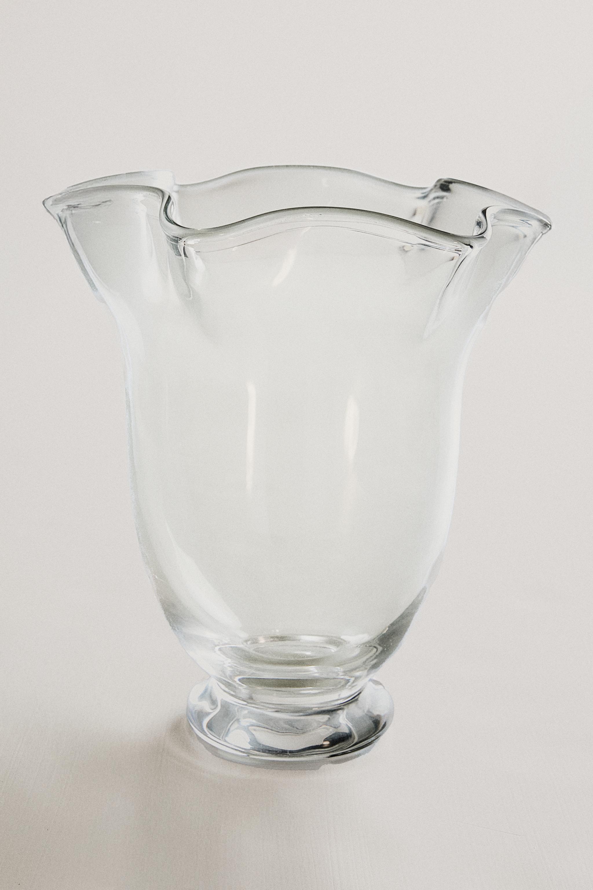 VASE EN VERRE ONDULÉ TRANSPARENT