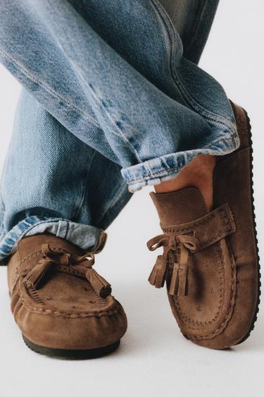 SABOTS EN CUIR À POMPONS - Marron de Zara