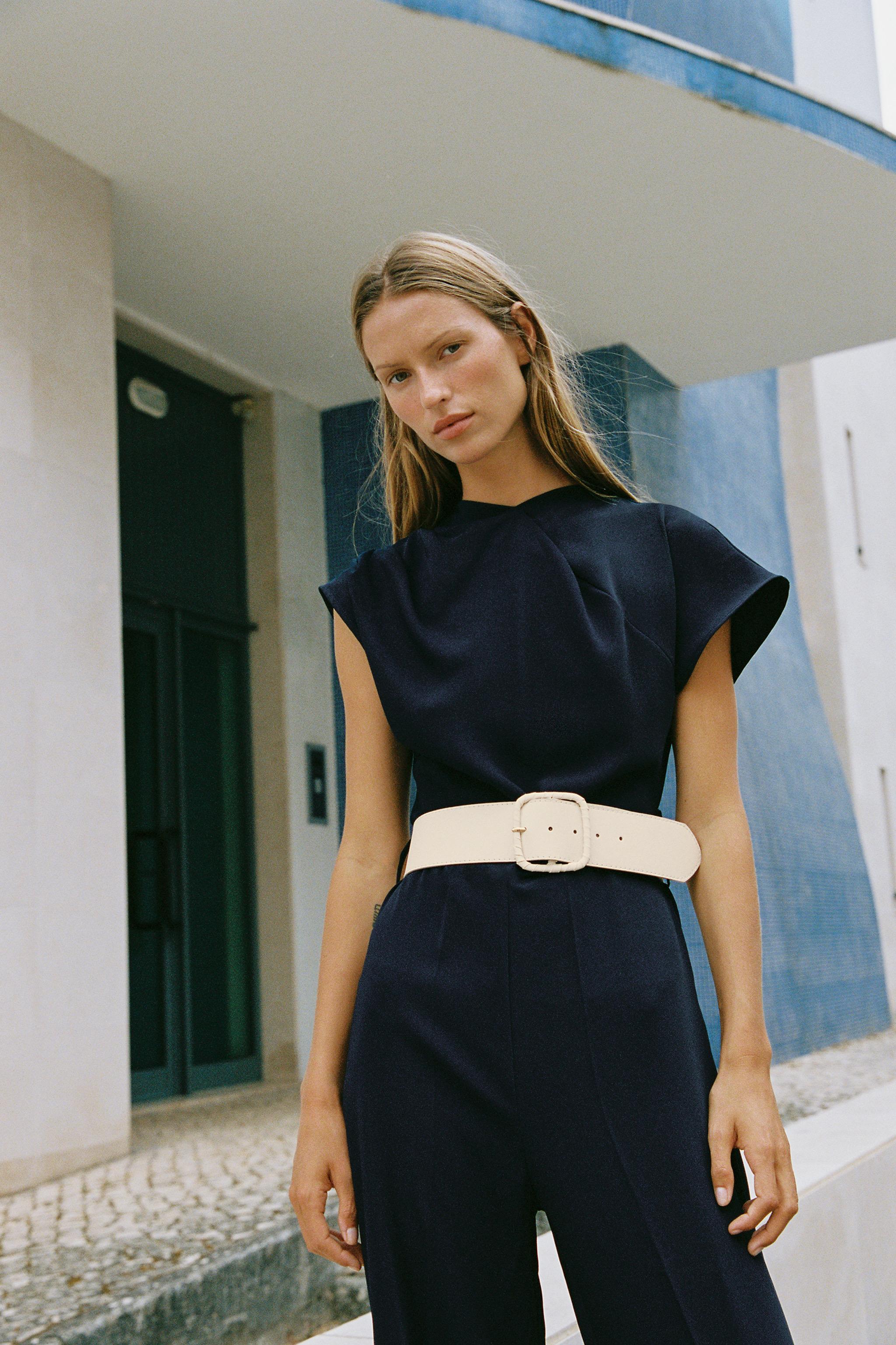 Женские комбинезоны Zara ASYMMETRIC SLEEVE BELTED JUMPSUIT — фото 3
