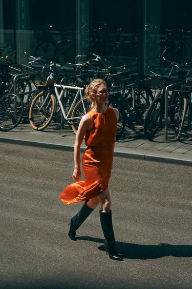 VESTIDO MIDI SATINADO FRUNCES - Naranjas de Zara