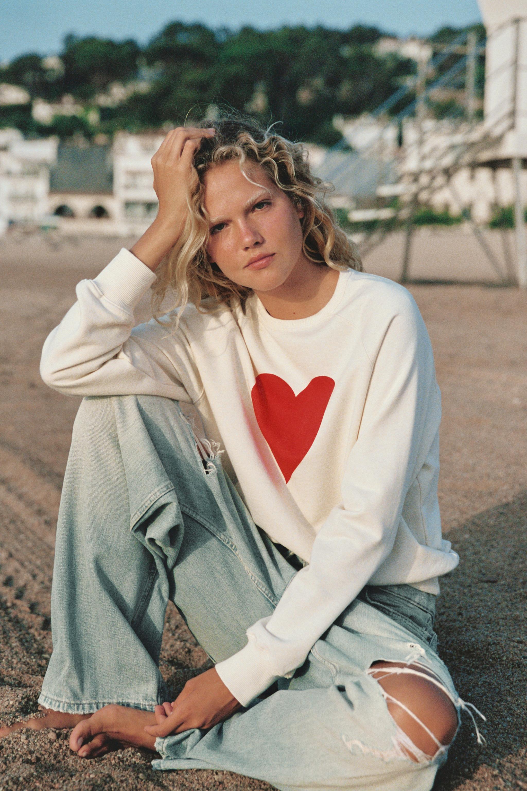 HEART SWEATSHIRT
