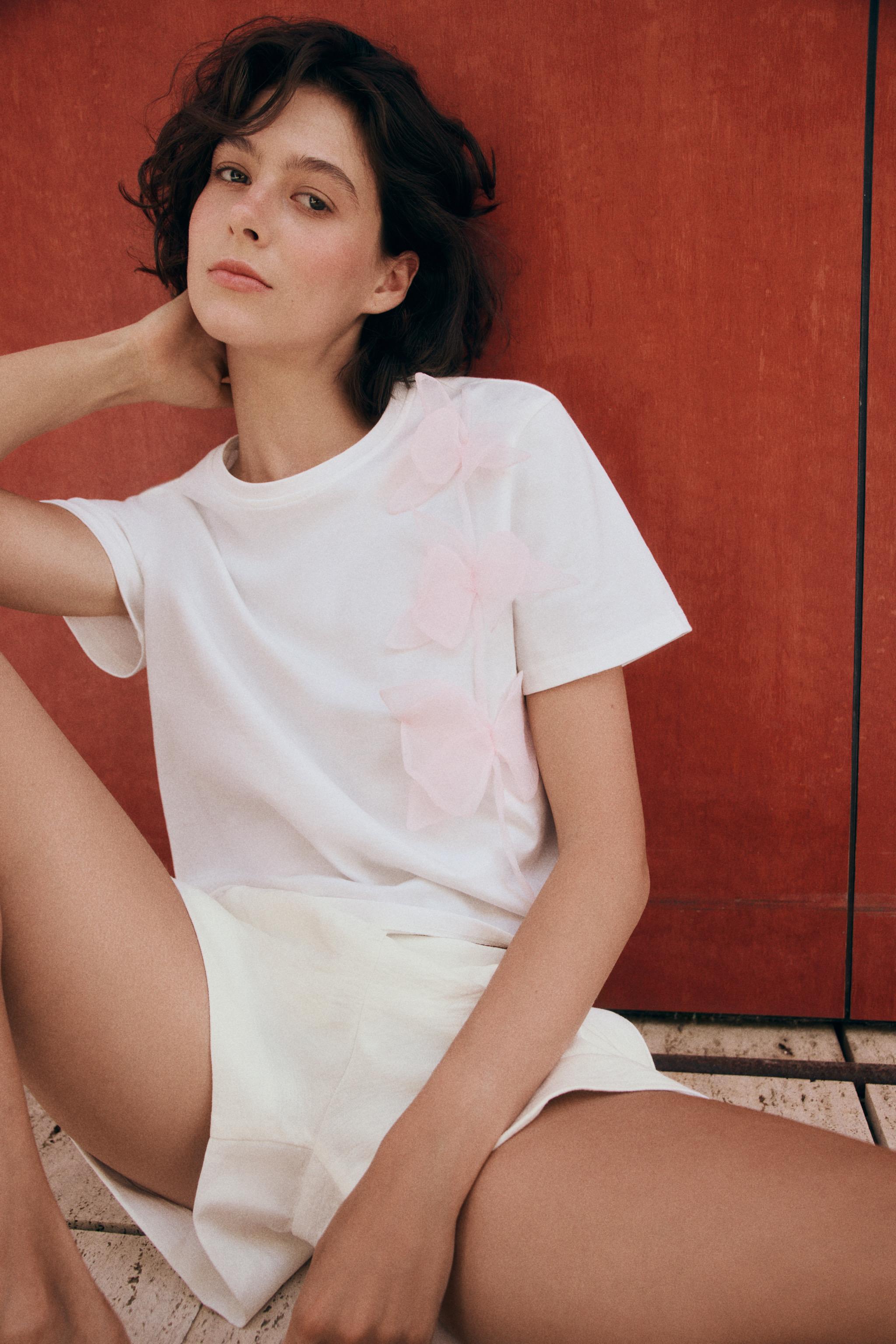 EMBOSSED FLOWER T-SHIRT