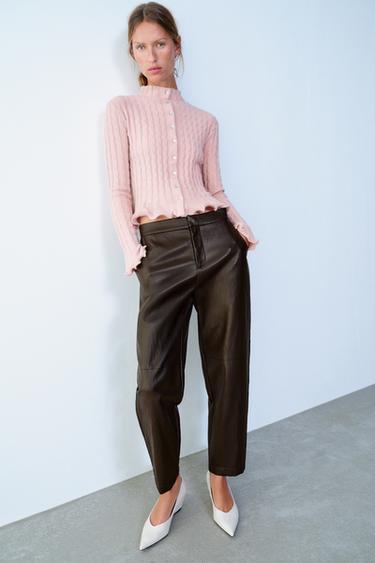 PANTALÓN ENTALLADO EFECTO PIEL - Marrón de Zara