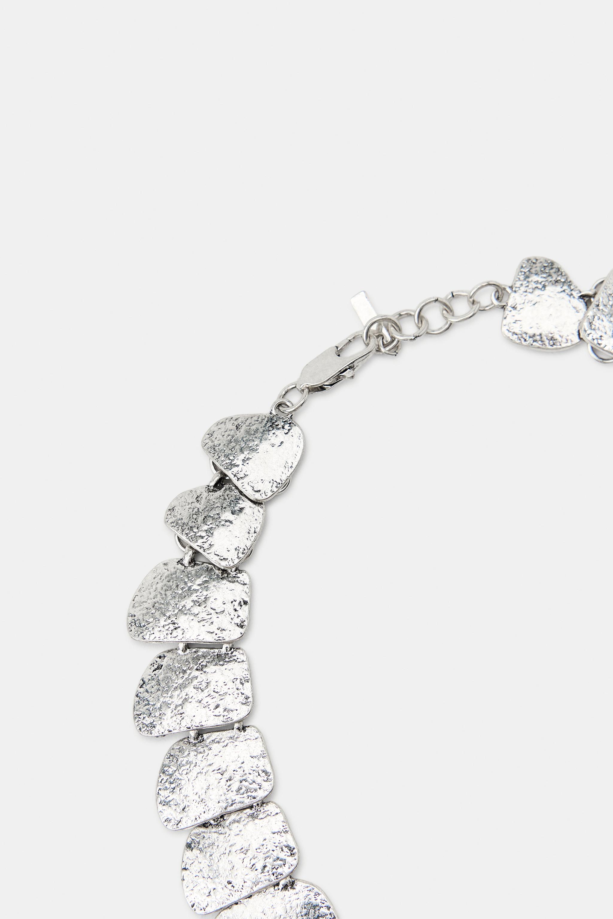 COLLIER À PLAQUES MÉTALLIQUES EN FORME DE LARMES