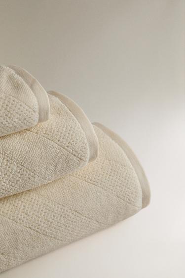 SERVIETTE DE BAIN TEXTURE DIAGONALE - Ivoire de Zara - Image 1