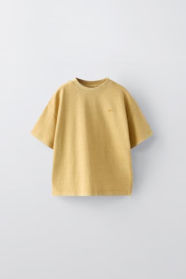 CAMISETA GARMENT DYE BORDADO - Mostaza de Zara