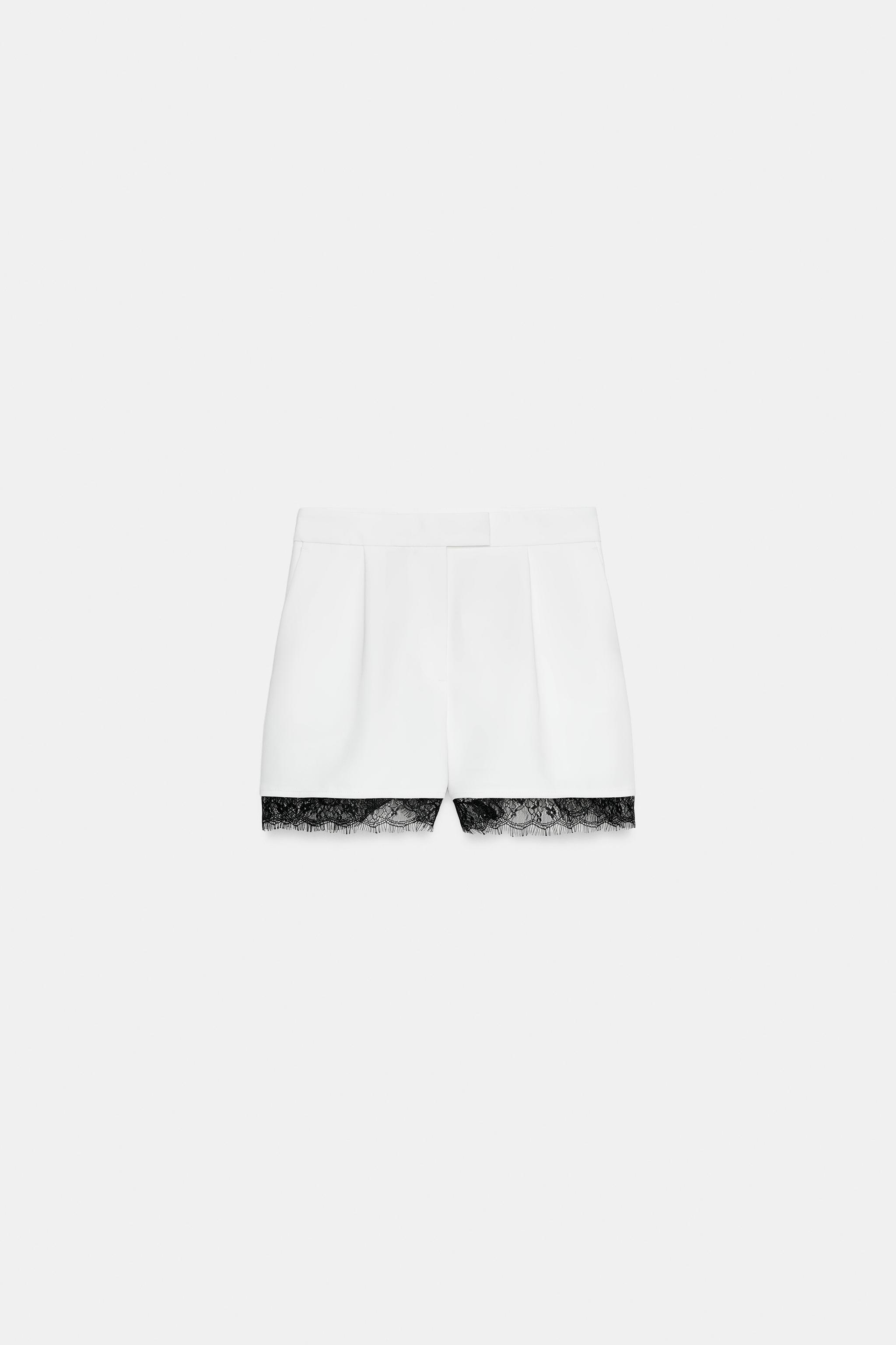 BERMUDA EN MATIÈRES VARIÉES AVEC DENTELLE