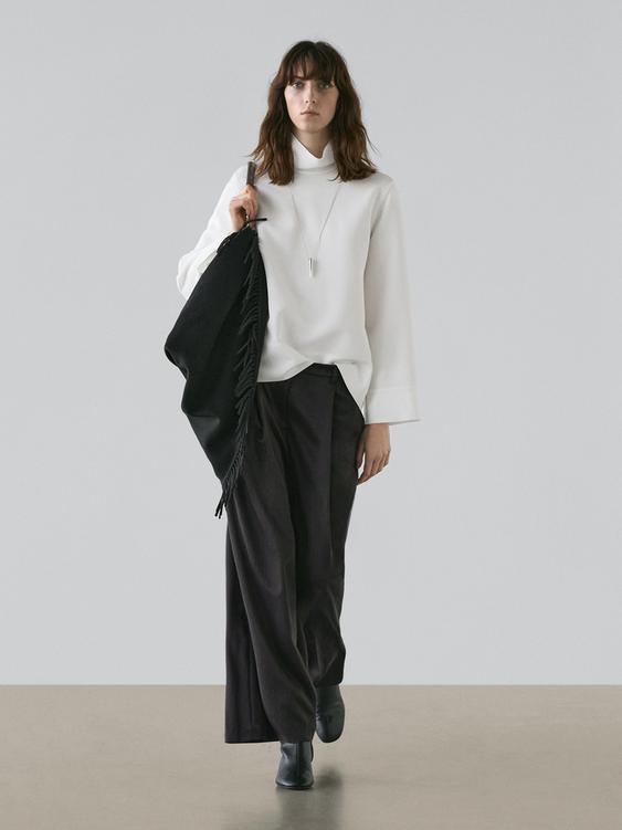 Flowing trousers with pleated details
