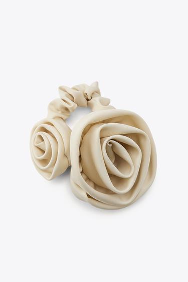SCHRUNCHIE MED DOBBELT BLOMST - råhvid fra Zara