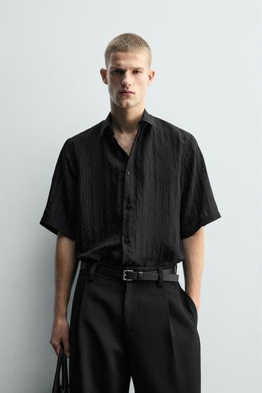 חולצה בגזרת RELAXED FIT עם טקסטורה - שחור של Zara