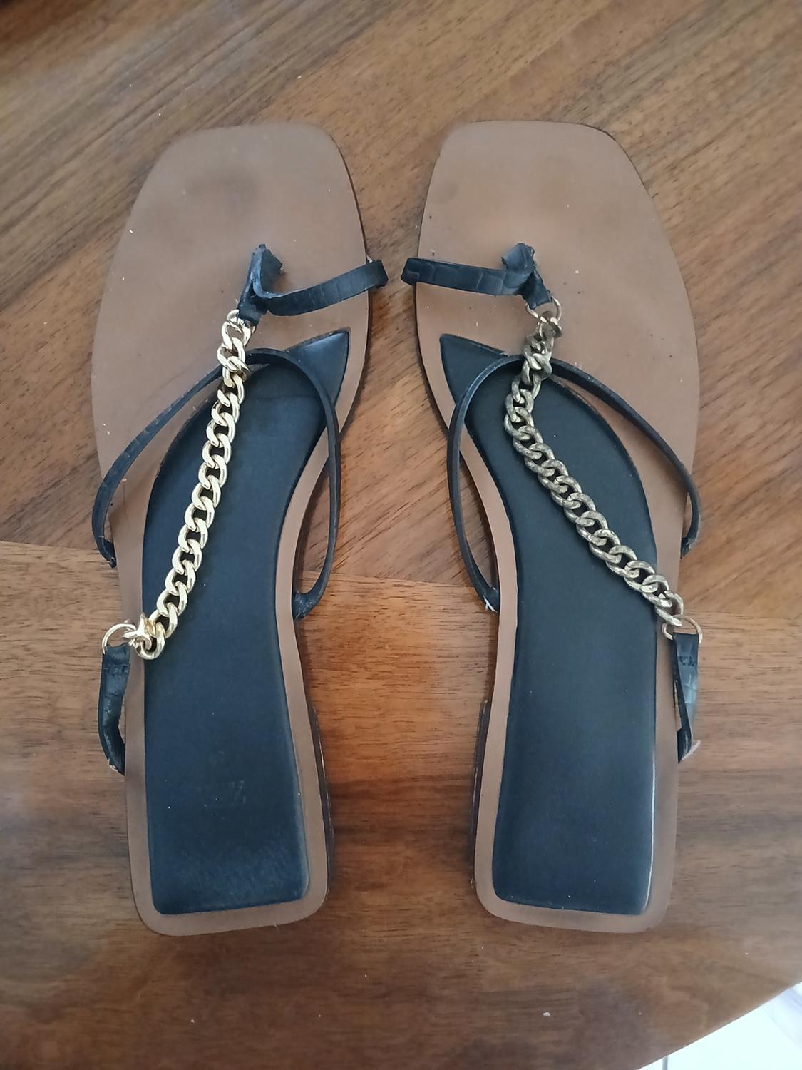 FLAT LEATHER SANDALS WITH CHAIN TRIM
