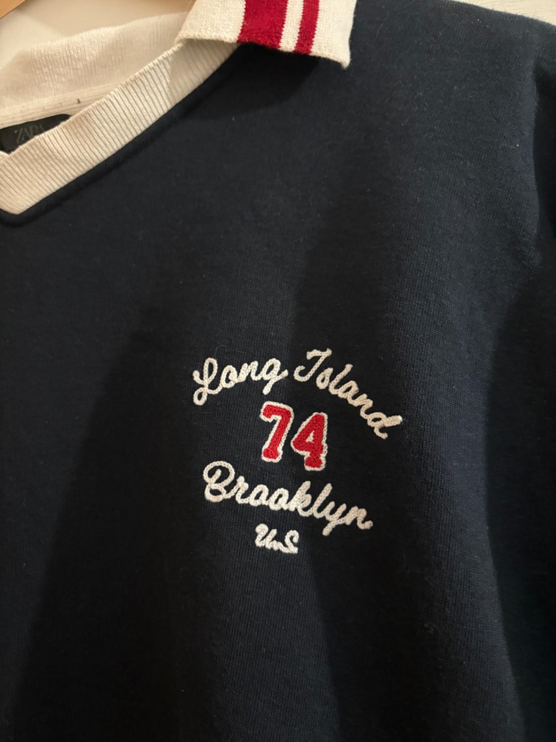 NAVY COLLARED SWEATSHIRT WITH EMBROIDERED WRITING - Image 2