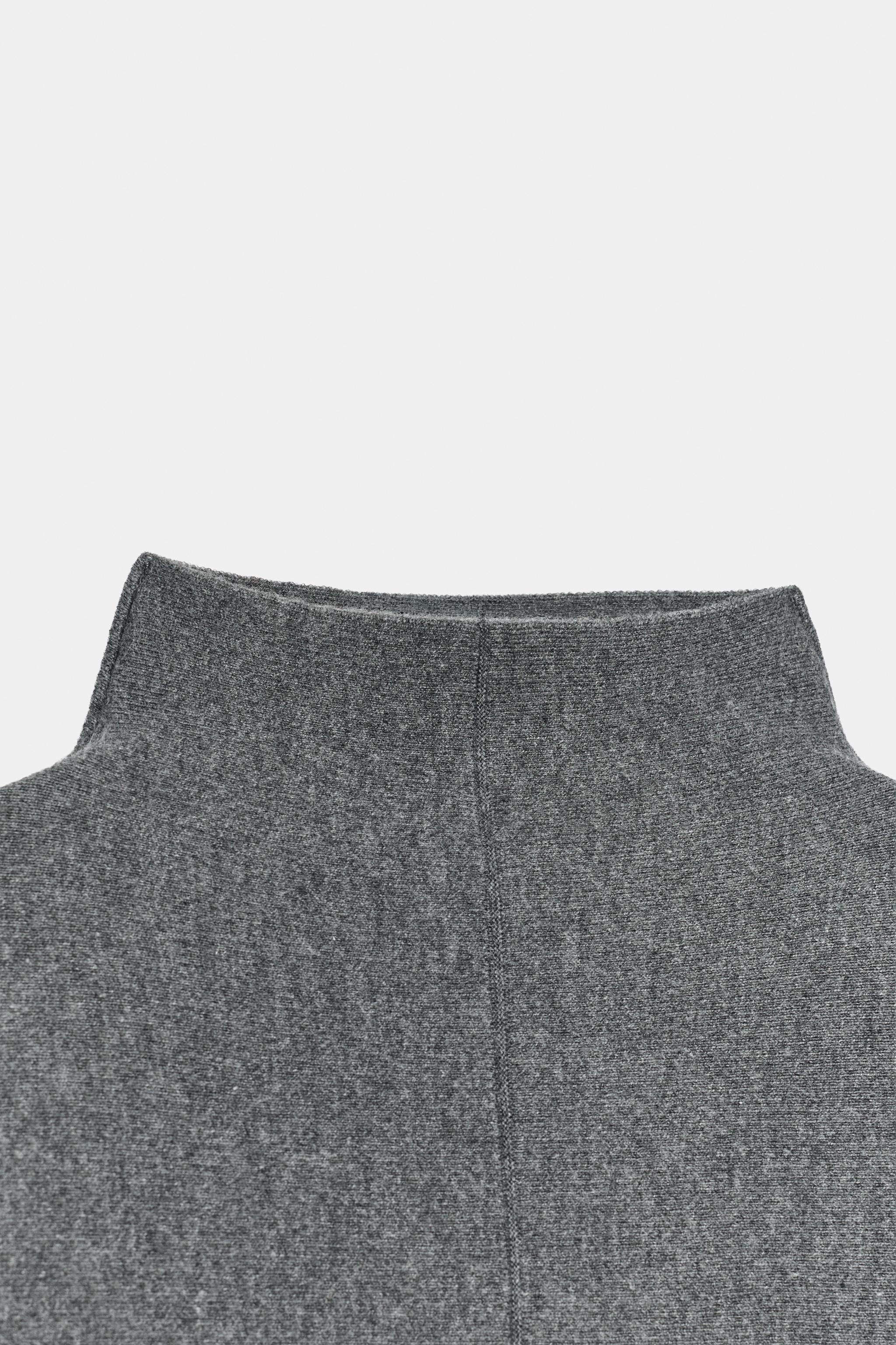 PULL EN MAILLE À COL MONTANT