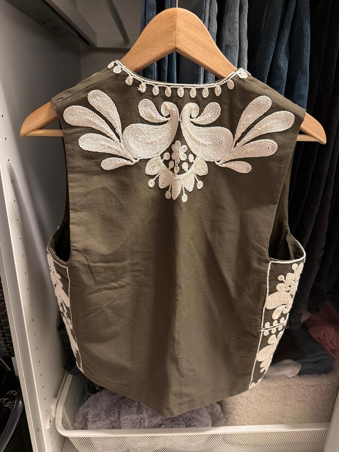 WAISTCOAT WITH CONTRAST EMBROIDERY - Image 3