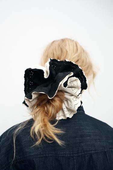 LARGE EMBROIDERED SCRUNCHIE - Ecru / Black by Zara