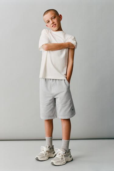 برمودا STRAIGHT GARMENT DYE - رمادي فاتح الخاص بـ Zara