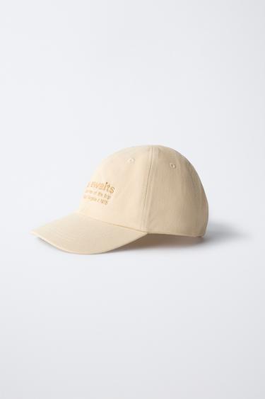 BONÉ COM MENSAGEM BORDADA - Areia da Zara