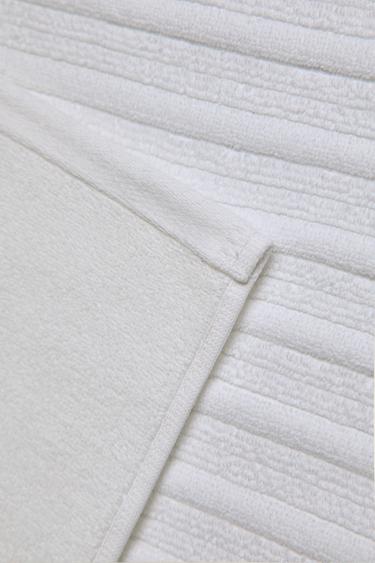 VELOUR BATH MAT WITH STRIPED TEXTURE - White by Zara - Image 2