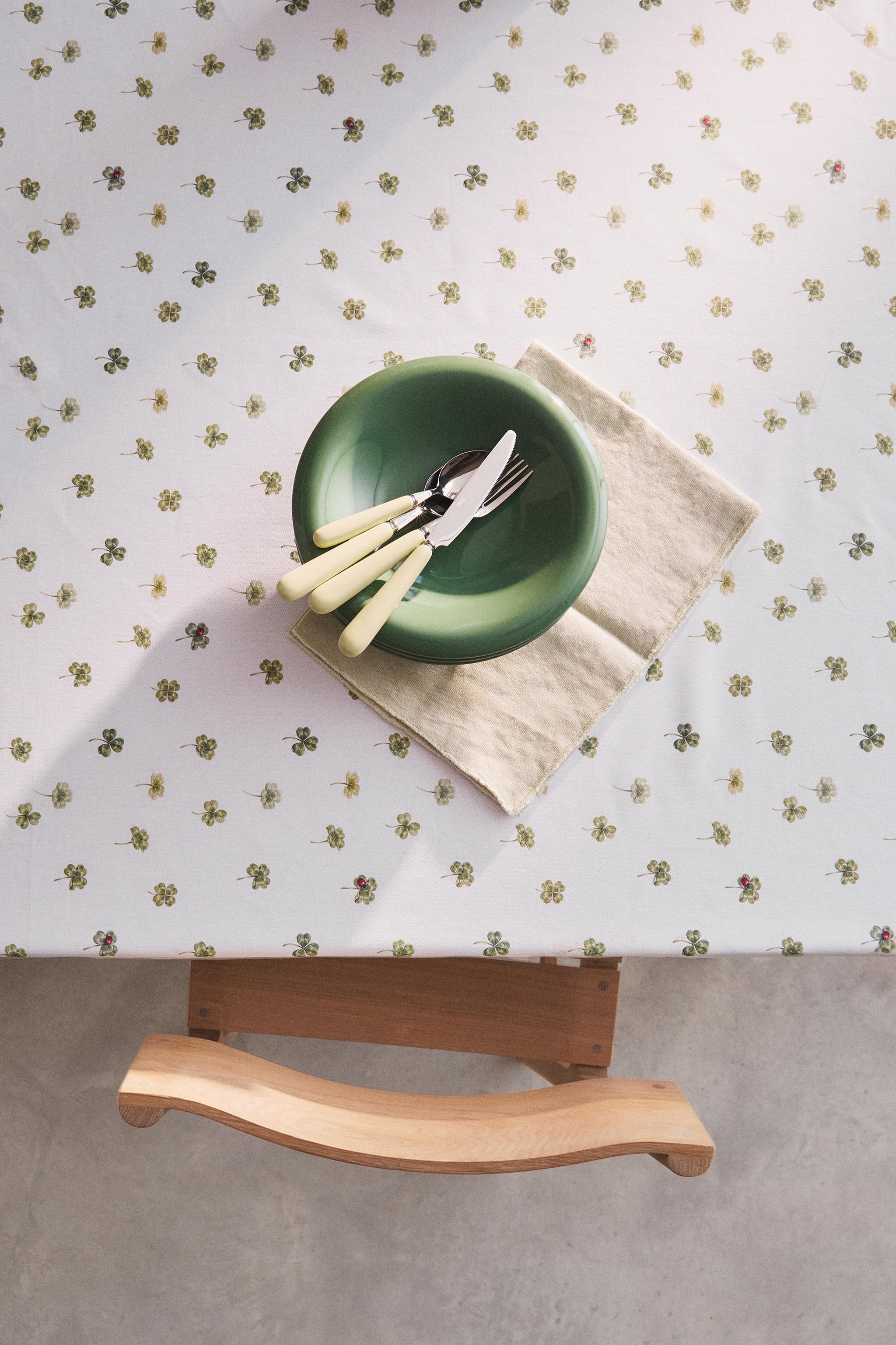 RESIN-COATED CLOVER TABLECLOTH
