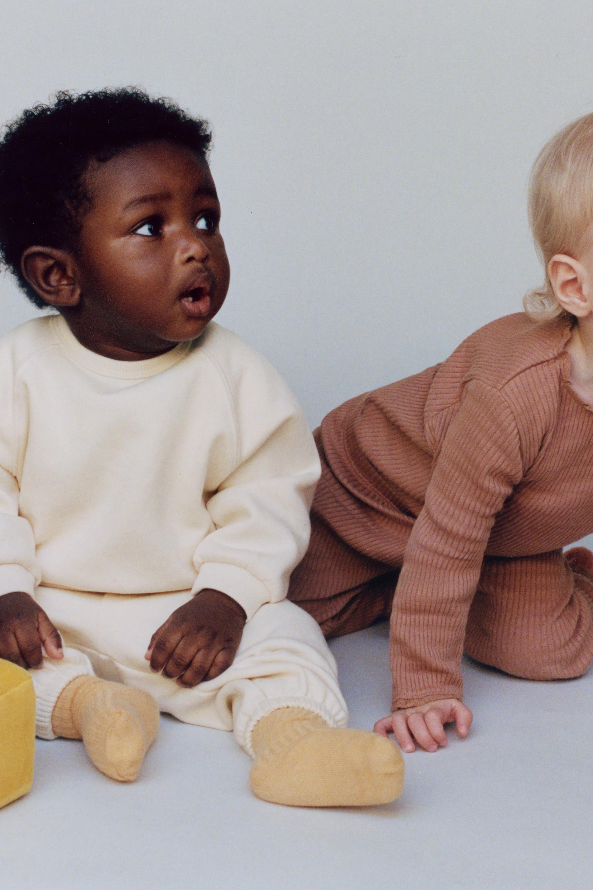 BASIC SWEATSHIRT AND JOGGER PANTS SET