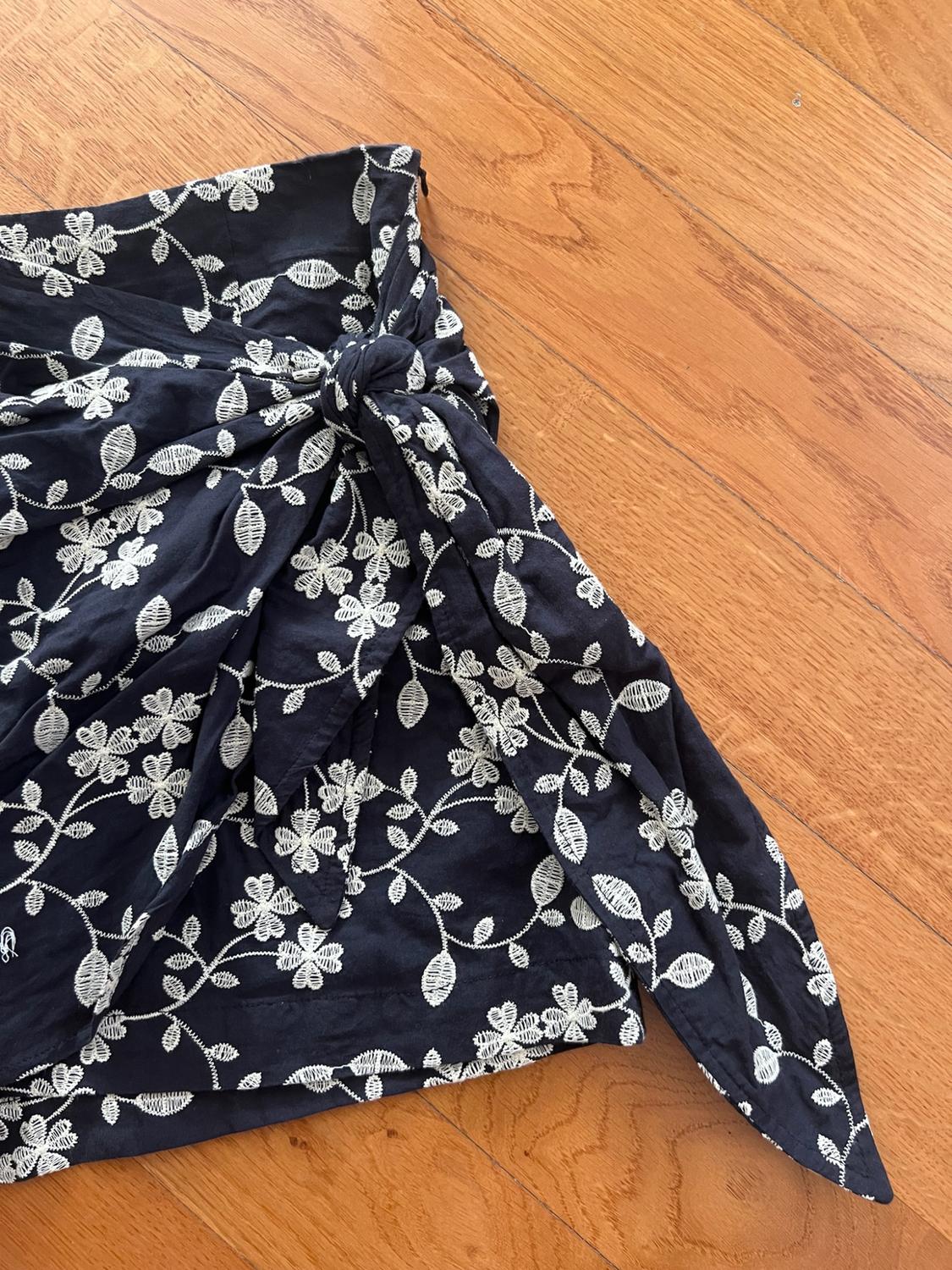 SKORT WITH EMBROIDERY AND KNOT DETAIL - Image 2