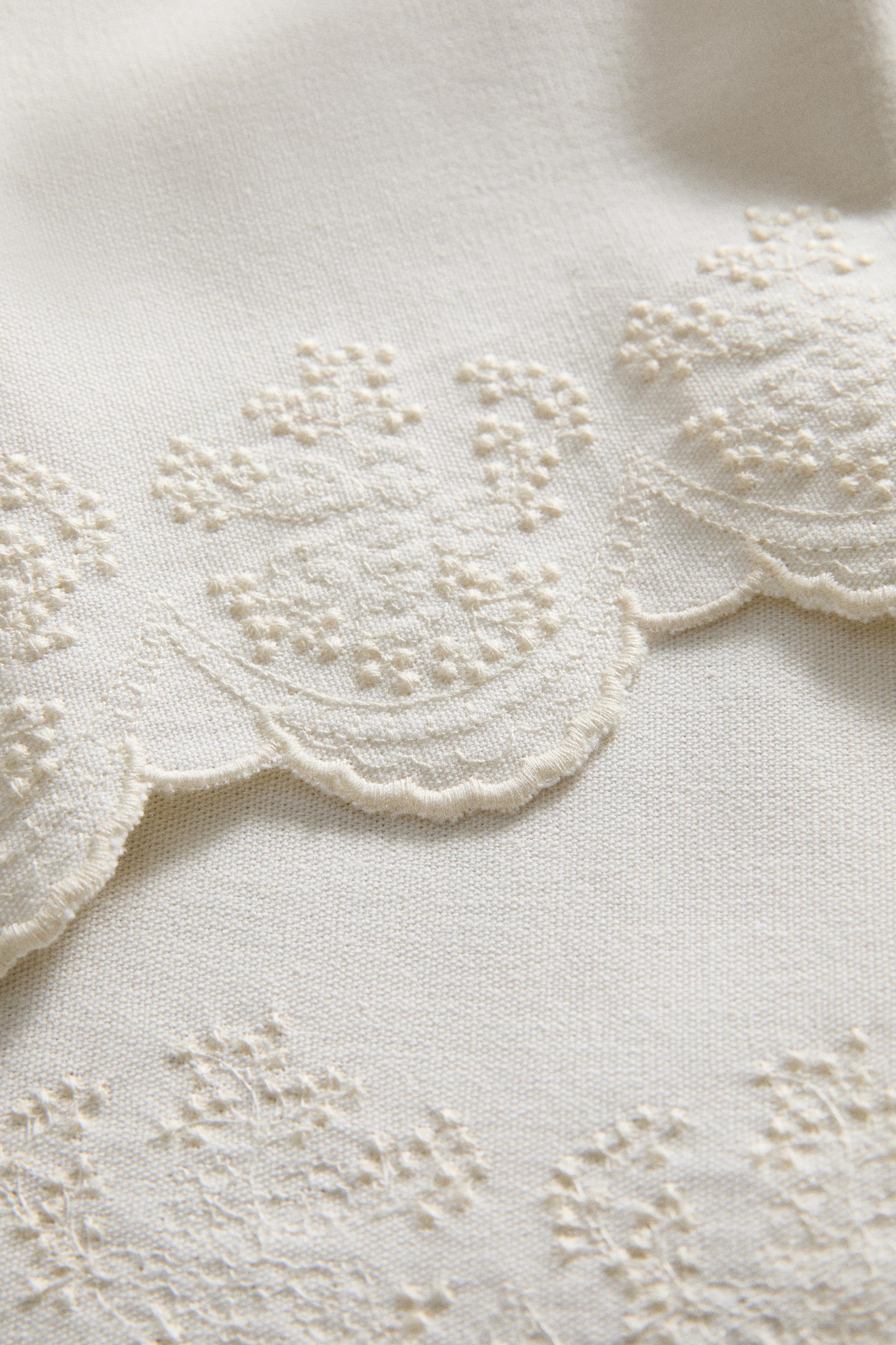 CHEMIN DE TABLE BRODÉ DENTELLE