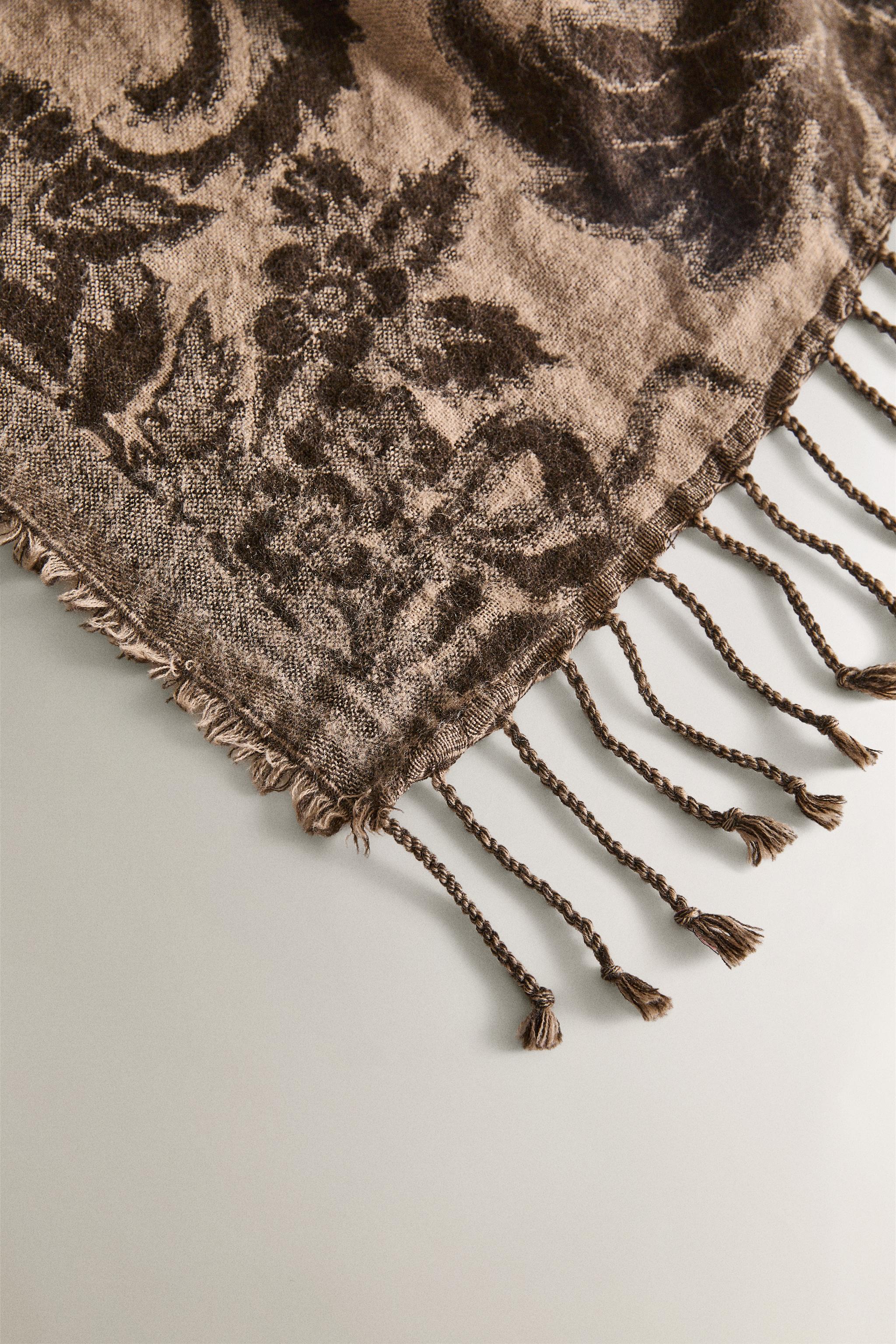 FLORAL JACQUARD BLANKET