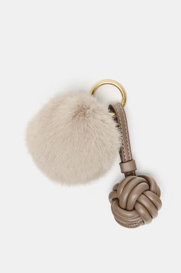 フェイクファーノットチャームベージュZaraのフェイクファーノットチャーム - ベージュ