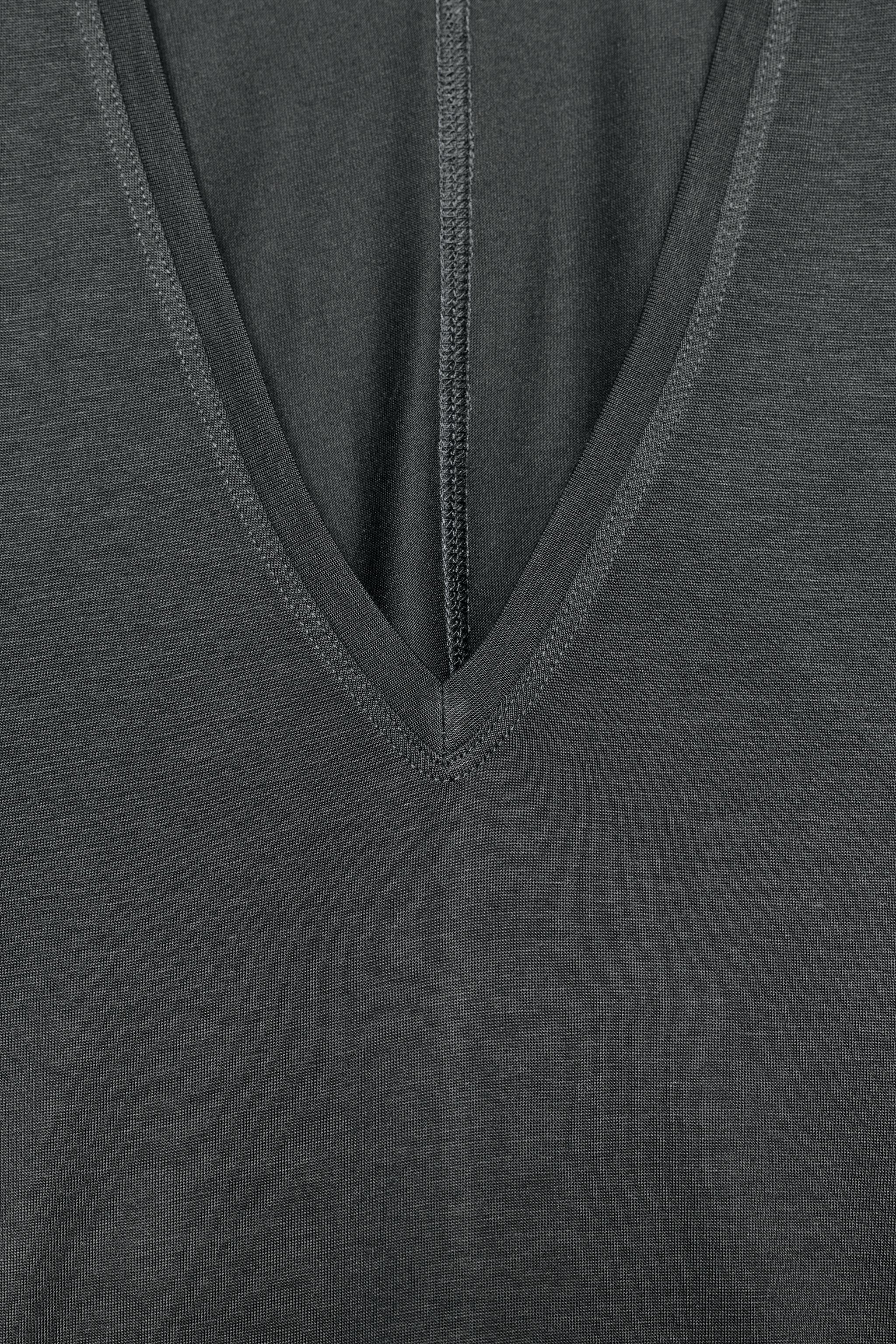FLOWY V-NECK T-SHIRT