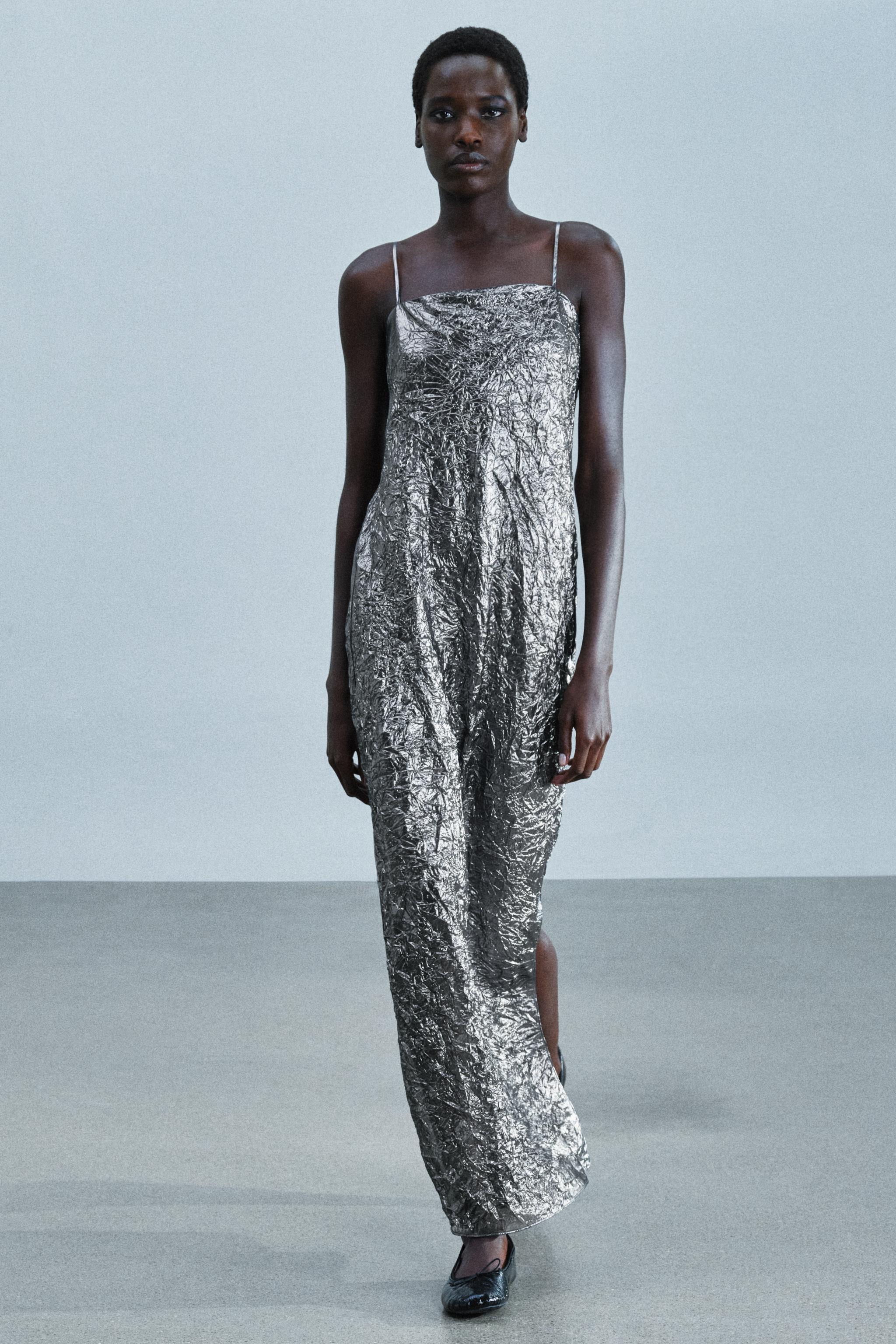 LONG CRINKLE-EFFECT METALLIC DRESS