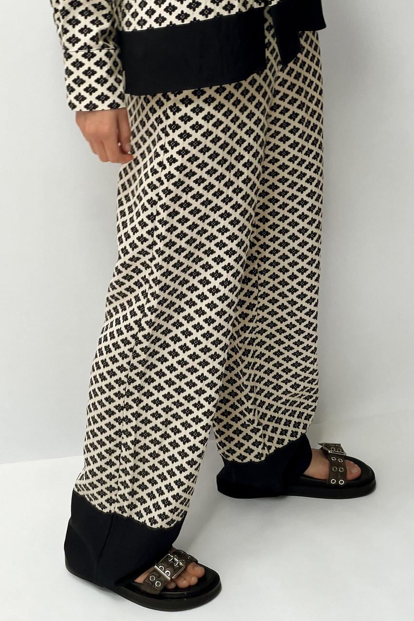 Estos son los pantalones de Zara mujer que podrían invadir el street style  con un derroche extra de estilo