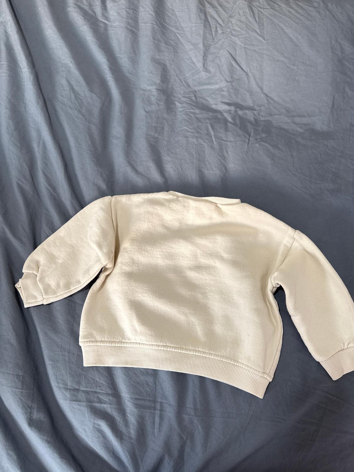 SWEATSHIRT WITH FLORAL APPLIQUÉS - Image 3