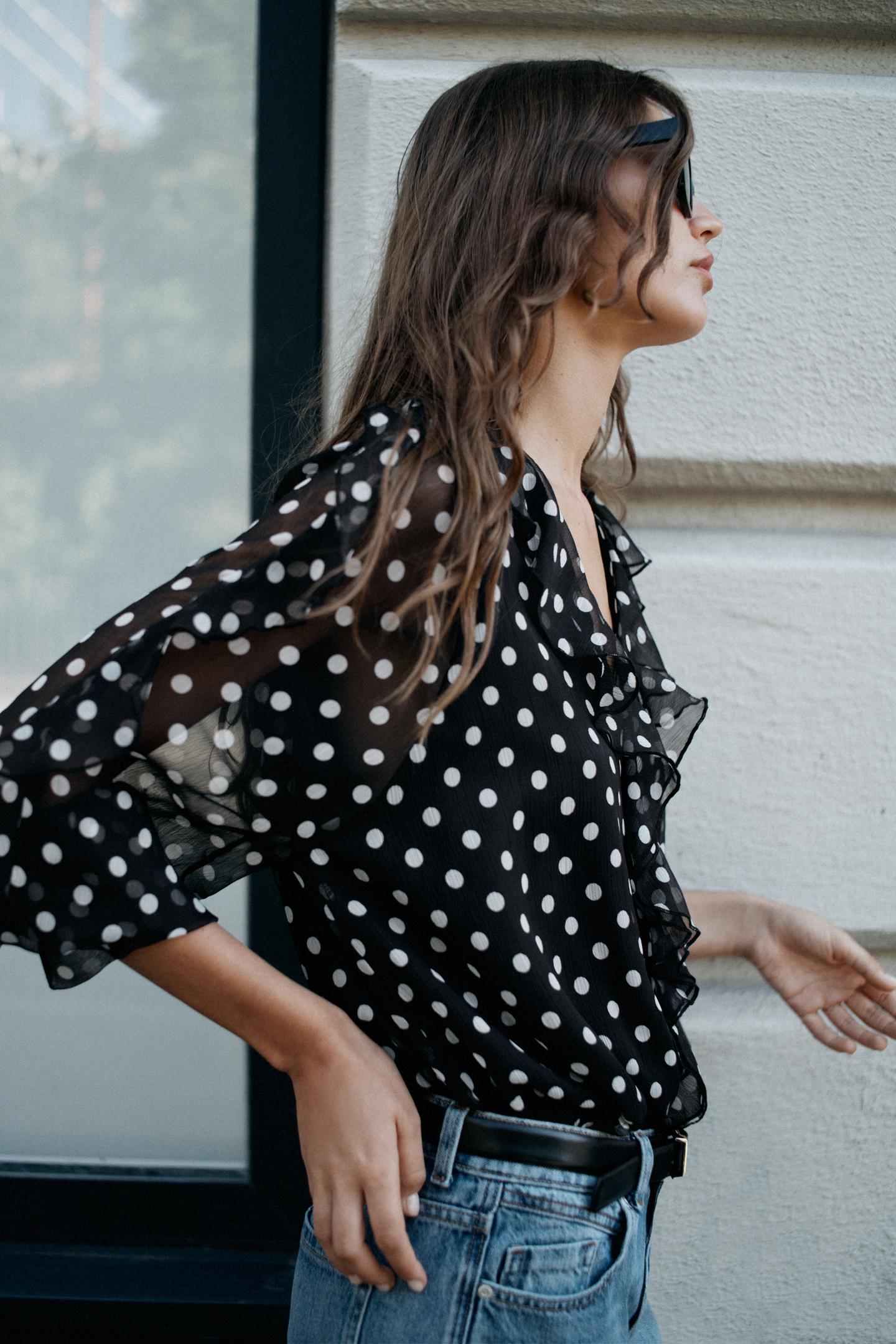 Женская блузка Zara Polka Dot Ruffle Blouse, цвет: Чёрный / Экрю — фото 4