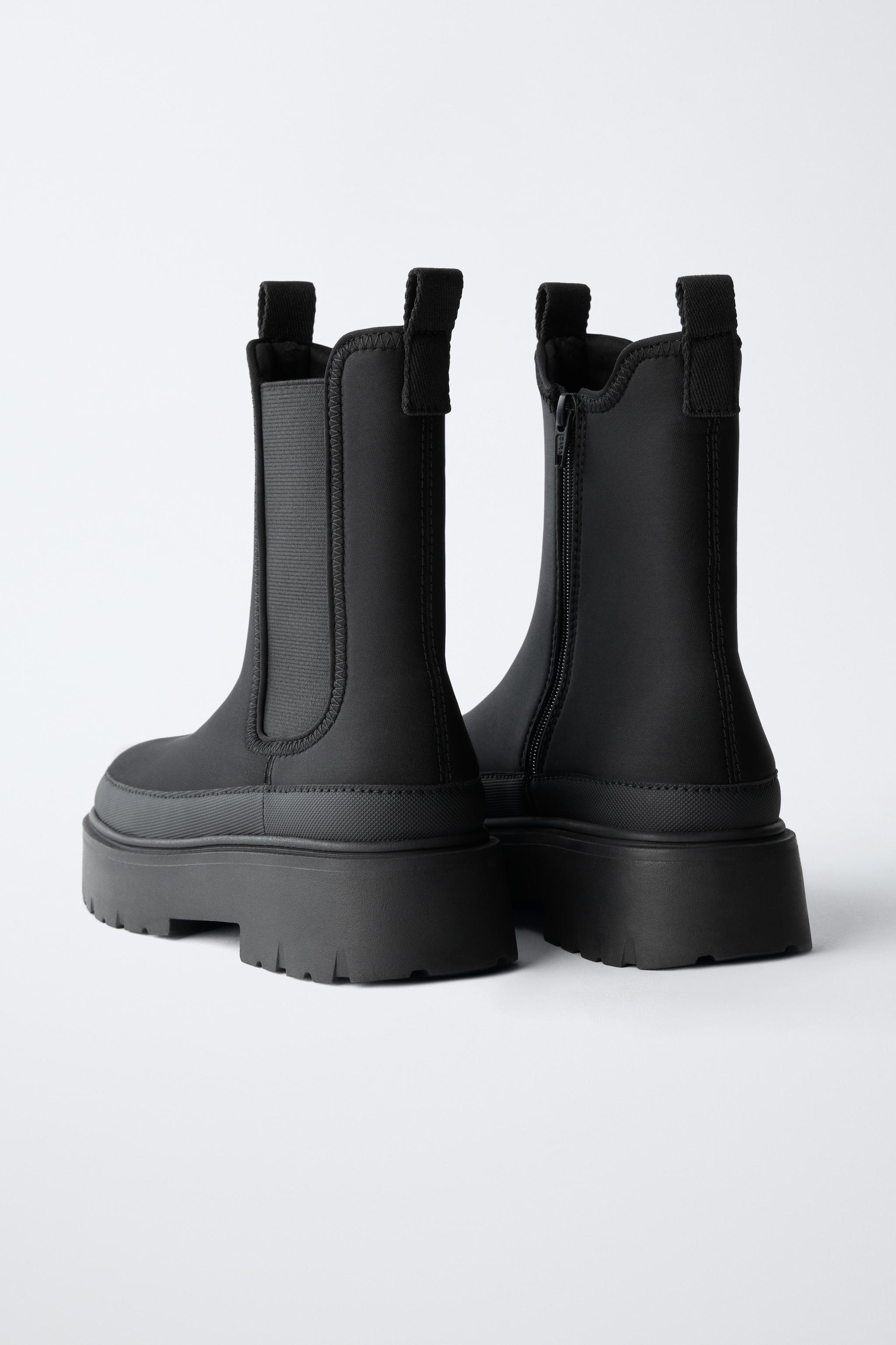 CHELSEA BOOTS