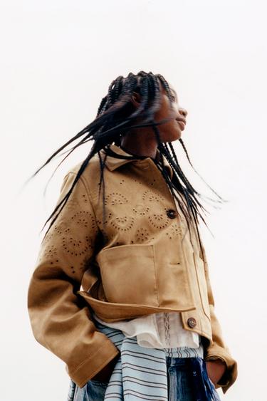 جاكيت سويدي مطرز - مِحْمر by Zara